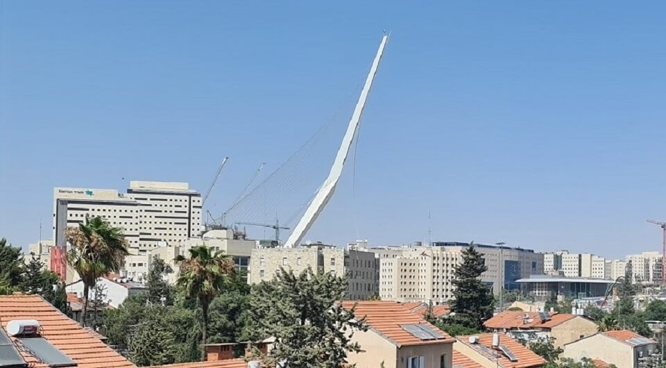בתים בסמוך לגשר המיתרים